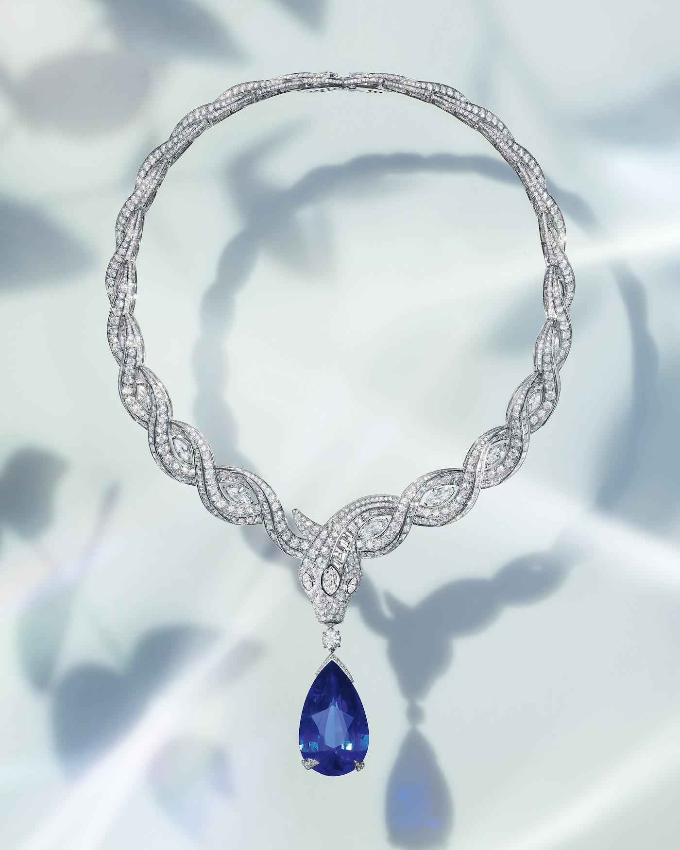 奇迹花园系列Serpenti Ocean Treasure项链，中央宝石为61.30克拉的水滴形斯里兰卡蓝宝石